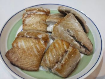 骨とりサバ 皿の上